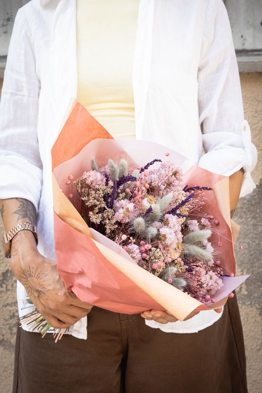 Encantador ramo color lavanda y rosa de flores secas y preservadas
