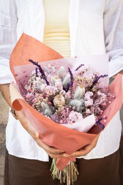 Encantador ramo color lavanda y rosa de flores secas y preservadas