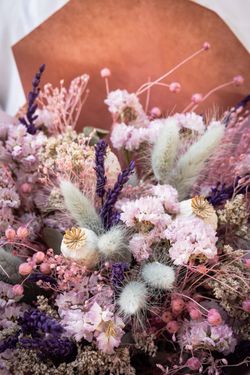 Encantador ramo color lavanda y rosa de flores secas y preservadas