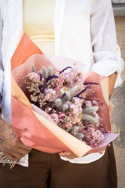 Encantador ramo color lavanda y rosa de flores secas y preservadas
