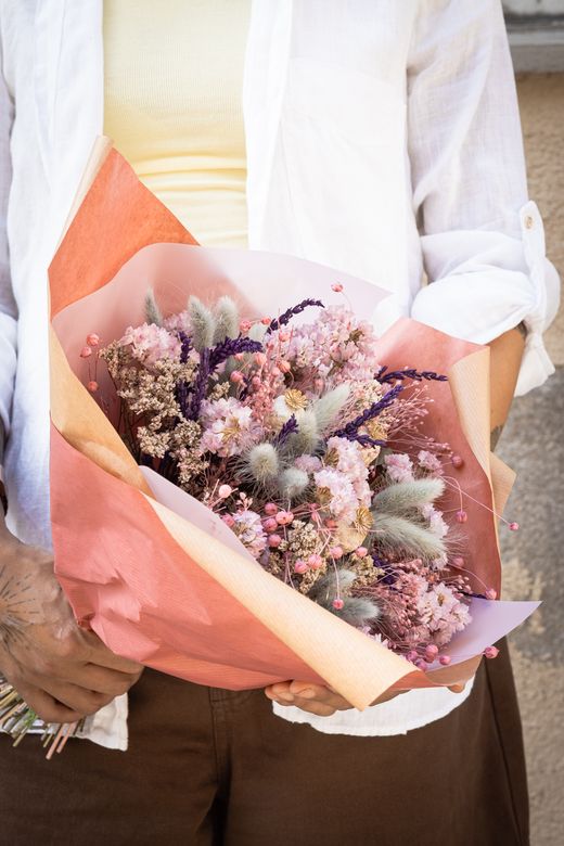 Encantador ramo color lavanda y rosa de flores secas y preservadas