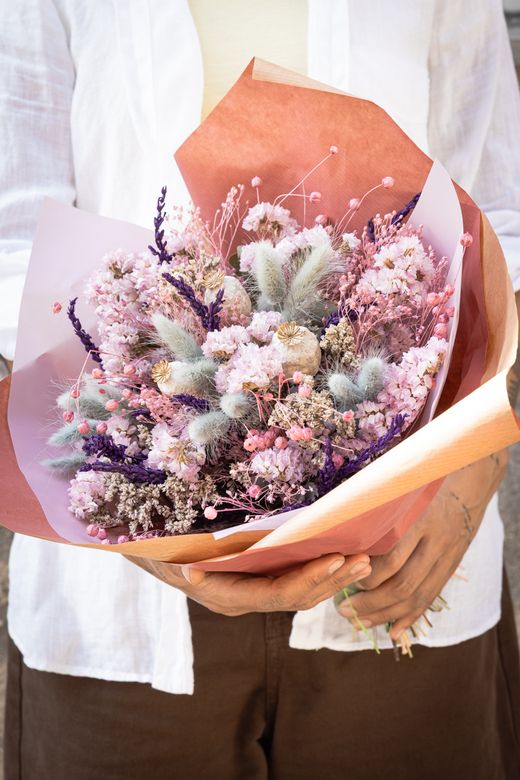 Encantador ramo color lavanda y rosa de flores secas y preservadas