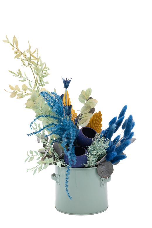 Encantador y fresco centro de flores en tonos azules