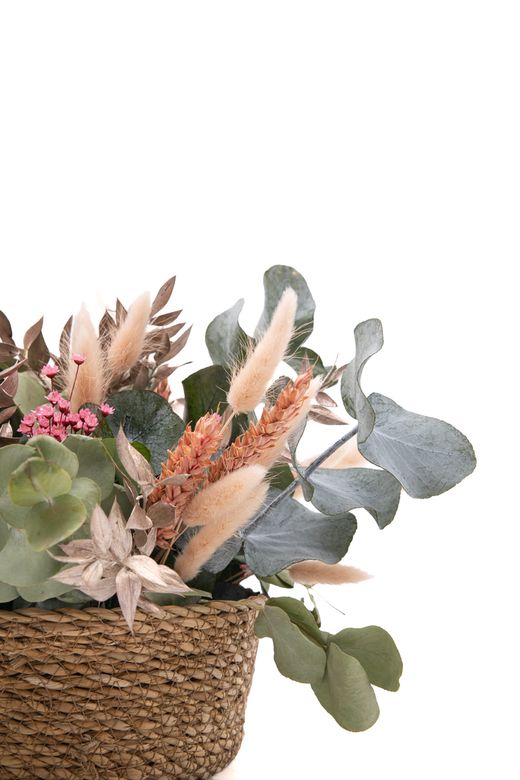 Encantadora cesta de fibra natural de flores secas y preservadas rosadas