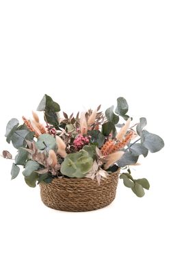 Encantadora cesta de fibra natural de flores secas y preservadas rosadas