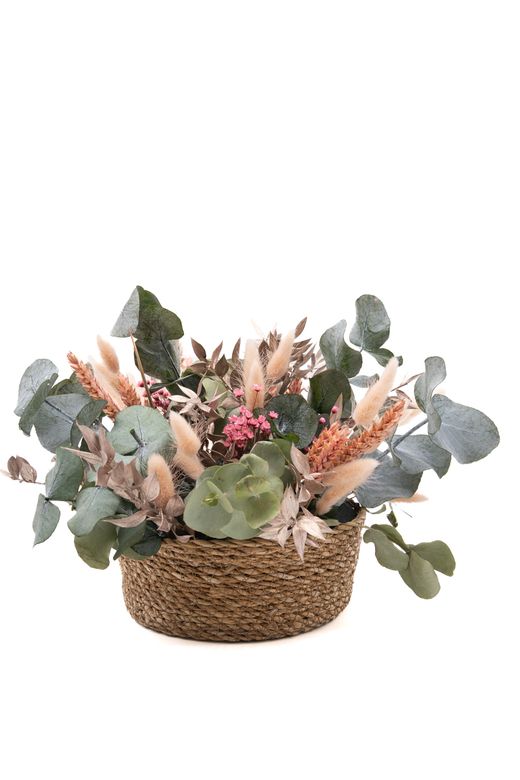 Encantadora cesta de fibra natural de flores secas y preservadas rosadas