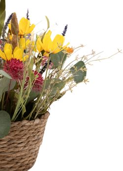 Encantadora cesta en tonos amarillos y morados de flor artificial