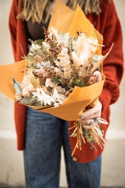 Enérgico y cálido ramo de flores secas y preservadas en tonos naranja