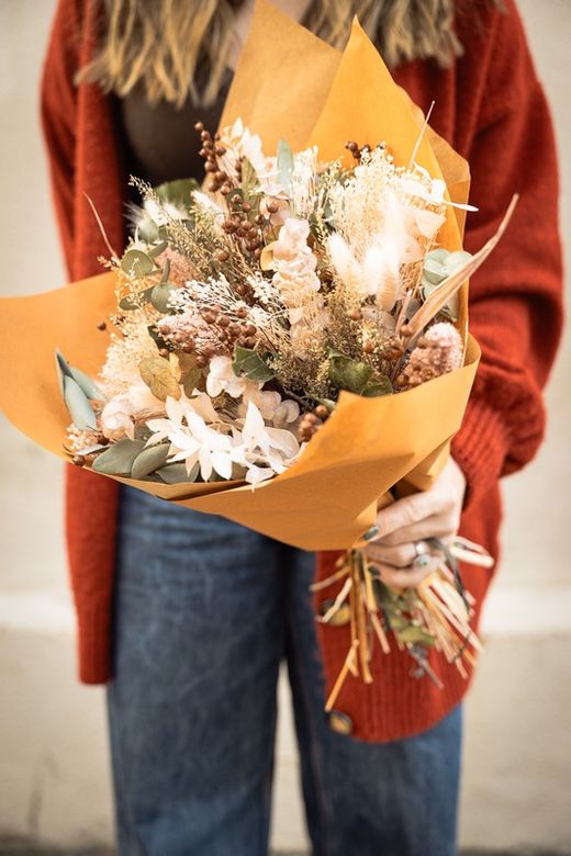Enérgico y cálido ramo de flores secas y preservadas en tonos naranja
