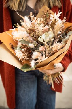 Enérgico y cálido ramo de flores secas y preservadas en tonos naranja