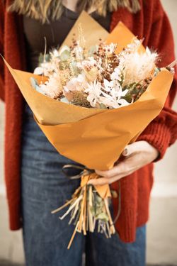 Enérgico y cálido ramo de flores secas y preservadas en tonos naranja