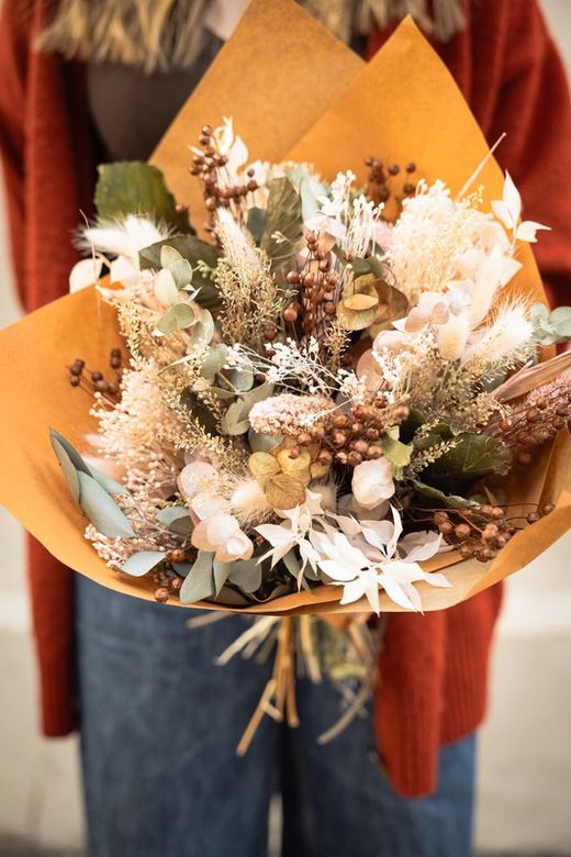 Enérgico y cálido ramo de flores secas y preservadas en tonos naranja