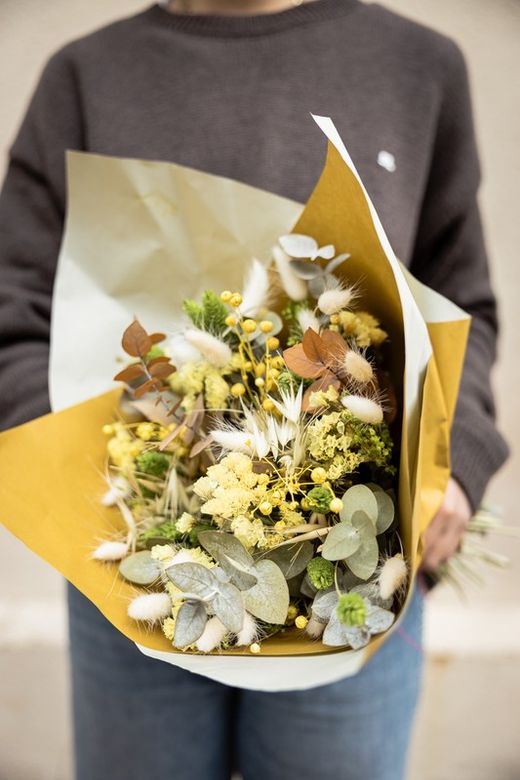 Enérgico ramo de flores secas y preservadas en tonos amarillos