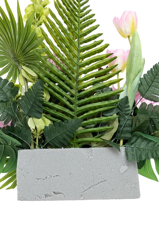 Equilibrada jardinera para cementerio en tonos morados y rosas