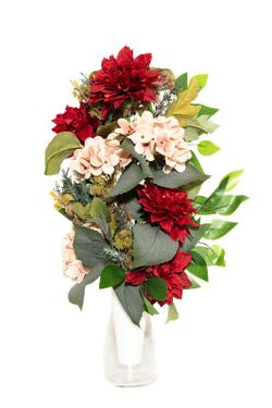 Espectaculares flores artificiais em vermelho e rosa para este buquê de flores para cemitério