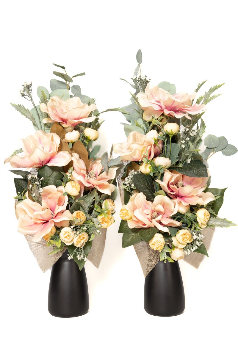 Espectaculares flores de magnolio artificial para este ramo de flores de cementerio. Lateral derecho