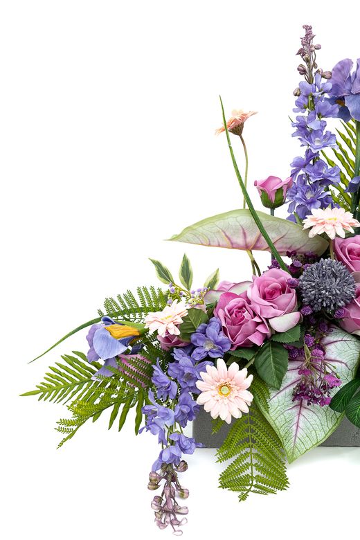 Estructurada jardinera de cementerio en malvas y rosas