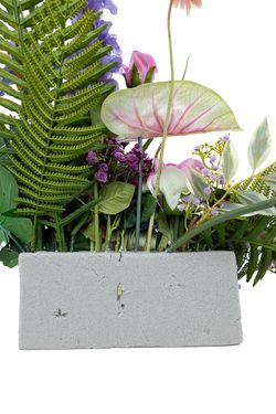 Estructurada jardinera de cementerio en malvas y rosas