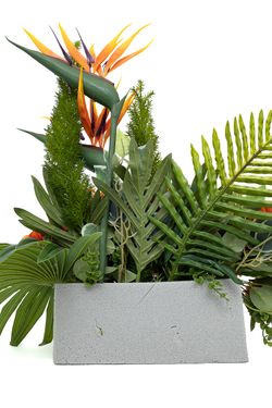 Exótica jardinera de cementerio en naranja y salmón