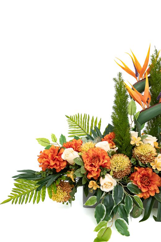 Exótica jardinera de cementerio en naranja y salmón