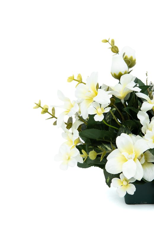 Exquisito pequeño centro floral de cementerio con rosas pitiminí
