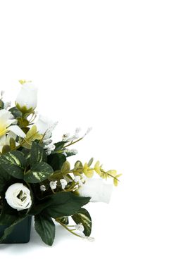 Exquisito pequeño centro floral de cementerio con rosas pitiminí