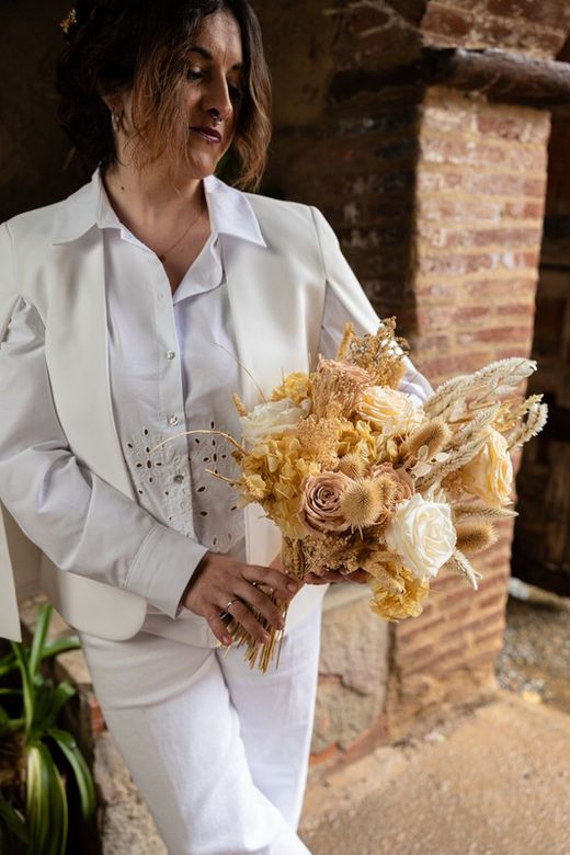 Fantástico ramo de novia de flores preservadas con rosas de jardín preservadas en colores crema y rosados