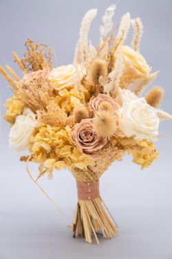 Fantástico ramo de novia de flores preservadas con rosas de jardín preservadas en colores crema y rosados