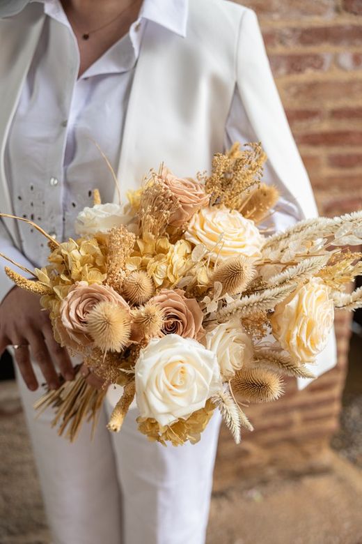 Fantástico ramo de novia de flores preservadas con rosas de jardín preservadas en colores crema y rosados