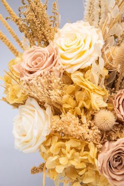 Fantástico ramo de novia de flores preservadas con rosas de jardín preservadas en colores crema y rosados
