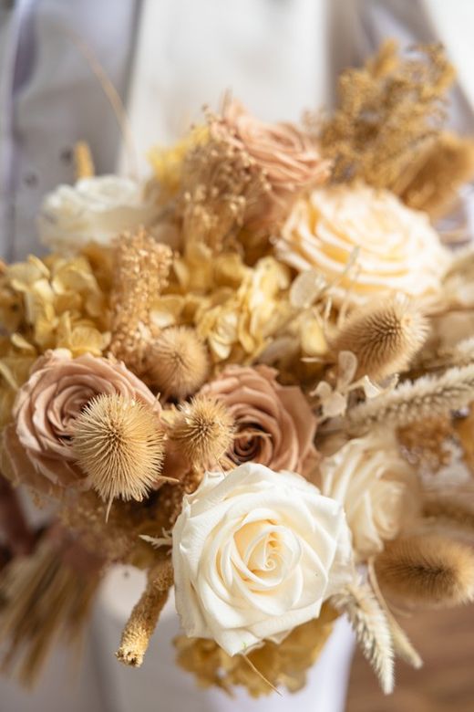 Fantástico ramo de novia de flores preservadas con rosas de jardín preservadas en colores crema y rosados