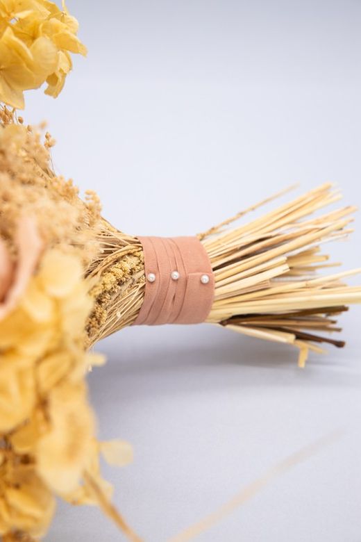 Fantástico ramo de novia de flores preservadas con rosas de jardín preservadas en colores crema y rosados