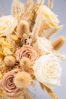 Fantástico ramo de novia de flores preservadas con rosas de jardín preservadas en colores crema y rosados