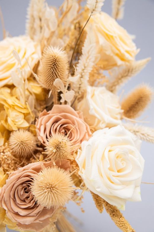 Fantástico ramo de novia de flores preservadas con rosas de jardín preservadas en colores crema y rosados