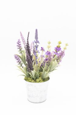 Flores silvestres brancas em pote de metal