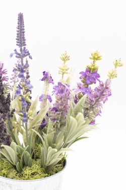 Flores silvestres brancas em pote de metal