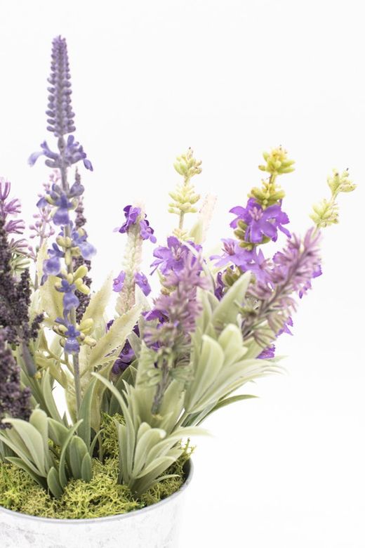 Flores silvestres brancas em pote de metal