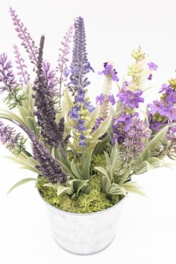 Flores silvestres brancas em pote de metal