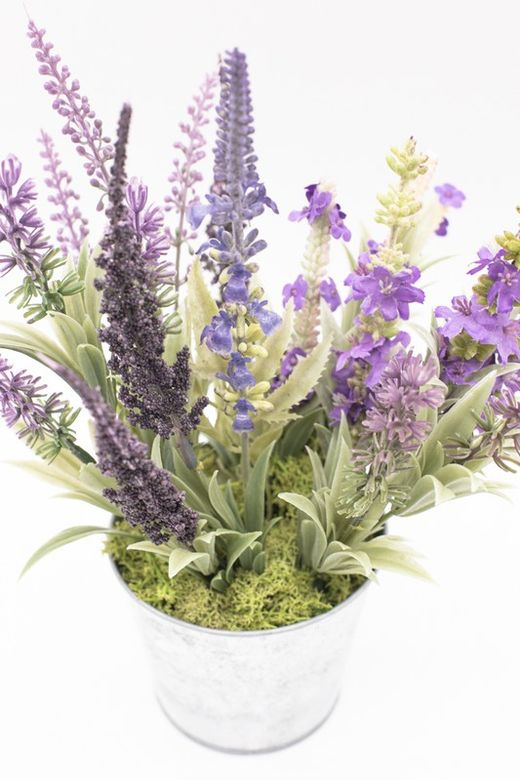 Flores silvestres brancas em pote de metal