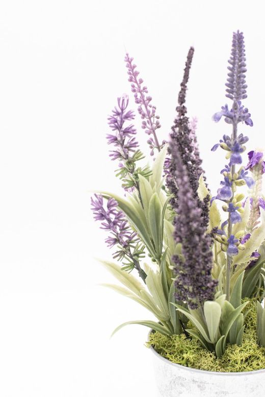 Flores silvestres brancas em pote de metal