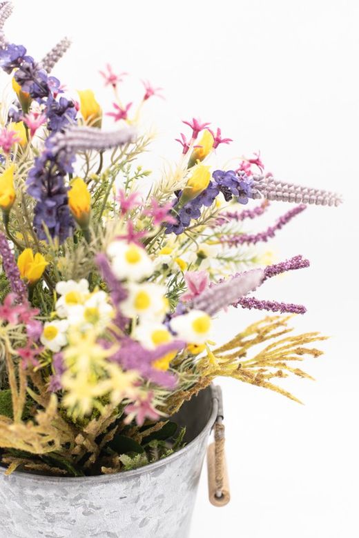 Flores silvestres en color lila en macetero de metal