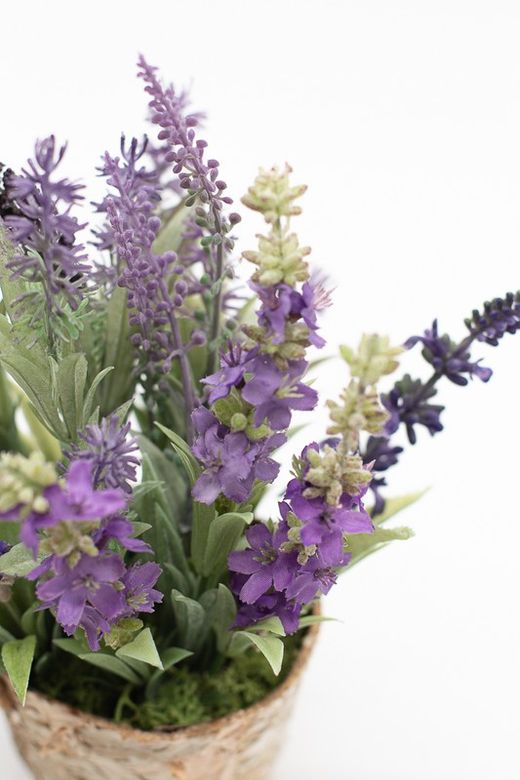 Flores silvestres de lavanda y mirto en un macetero natural