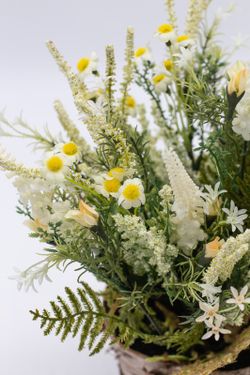 Flores silvestres em vaso de flores naturais