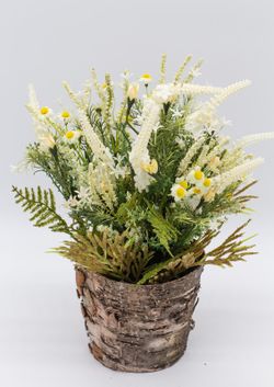 Flores silvestres em vaso de flores naturais