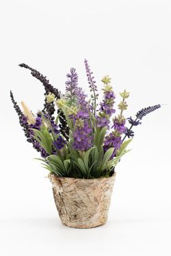 Flores silvestres de lavanda y mirto en un macetero natural