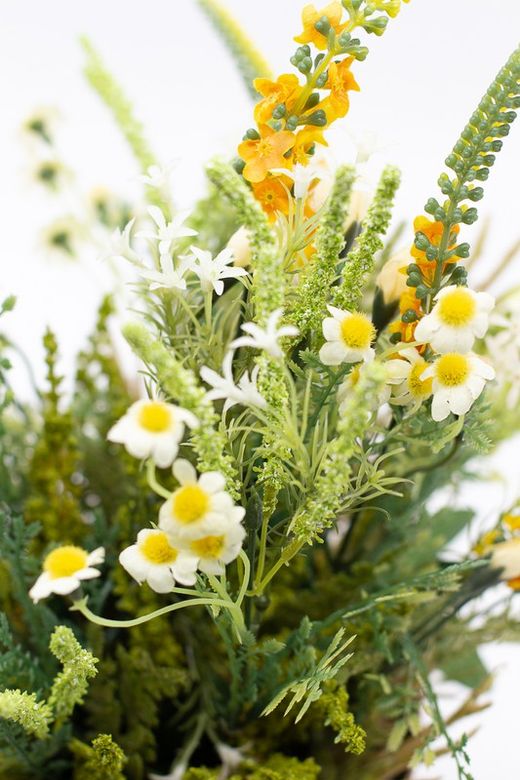 Flores silvestres em vaso natural