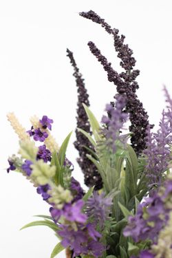 Flores silvestres de lavanda y mirto en un macetero natural