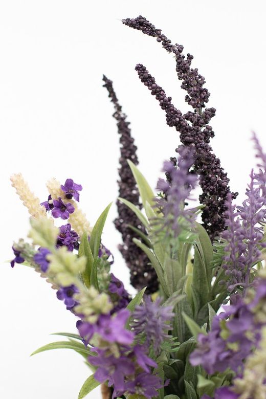 Flores silvestres de lavanda y mirto en un macetero natural