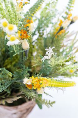 Flores silvestres em vaso natural