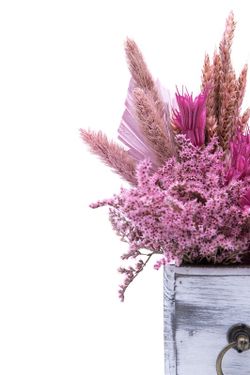 Frescura y Color en este centro rosa con caja decorativa envejecida.